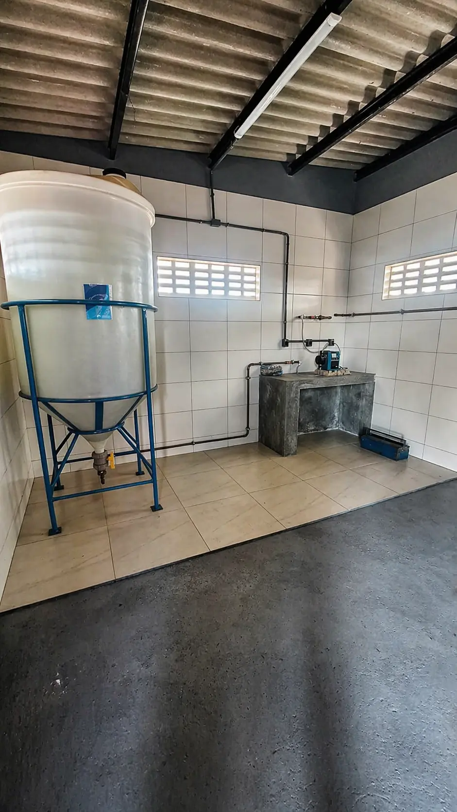 Sala de tratamento de água com estrutura técnica para controle e gestão hídrica no Distrito Federal